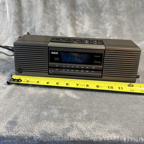 VINTAGE RCA Dual Alarm AM/FM Radio RP-3822 tested and works- Blue Display Light - Picture 7 of 13